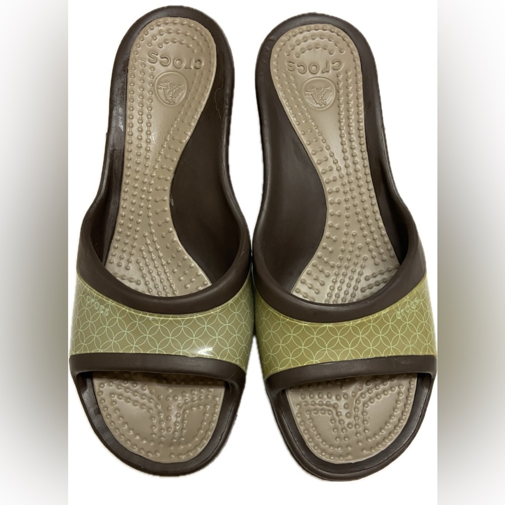 CROCS Sassari wedge sandals in brown and green - Picture 4 of 8